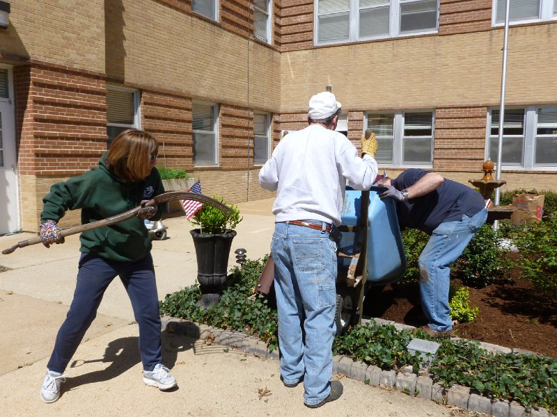 VA Garden April 2013 080